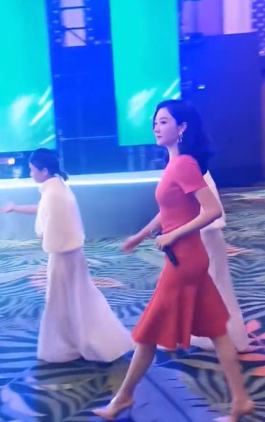 姚策|41岁熊黛林现身高端晚宴，腰臀比例突出引围观，由俩助理搀扶离场