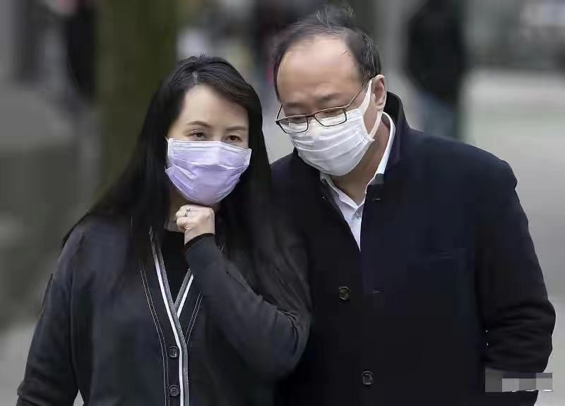 加菲猫说时尚|孟晚舟穿鸿星尔克出庭太给力!罕穿超短裙豆腐腿超嫩,腿粗的厉害