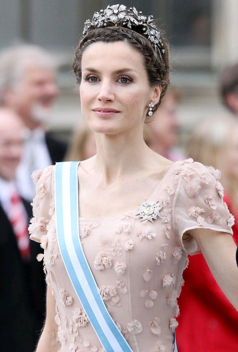 欧美时尚前线|为了做到“低头王冠也不掉”，欧洲王室女性煞费苦心