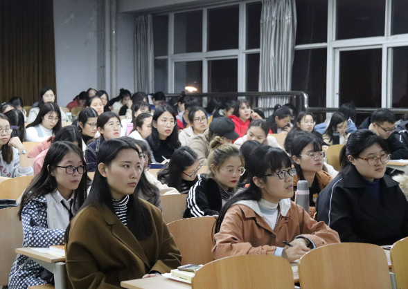 安妈育儿日|取消英语,让其成为“贵族”语言?专家:划分精英与劳动力的界限