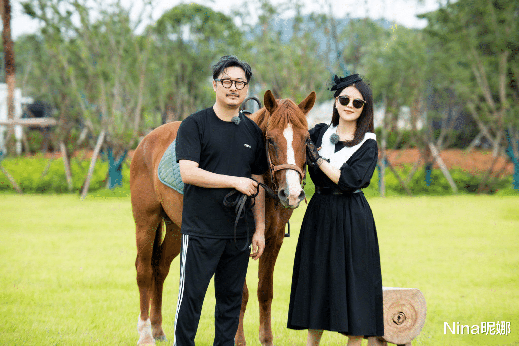 李湘|李湘目测300斤！穿玫红色羽绒服看不见脖子，秀钻戒却被小肉手抢镜