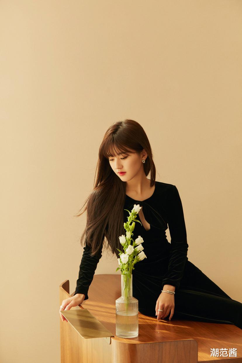 郑少秋|赵露思时尚搭配清纯甜美，不失可爱，你更喜欢蓝色还是黑色？