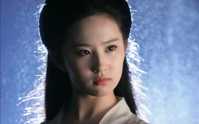 刘亦菲|刘亦菲现身医馆做按摩，腰部状态引担忧，拍戏快20年老伤频复发