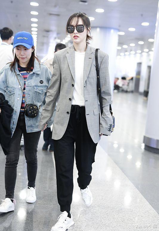 Ainee小屋|当妈的唐嫣开始走成熟路线，穿西装配蕾丝边内搭，挺有富贵感的