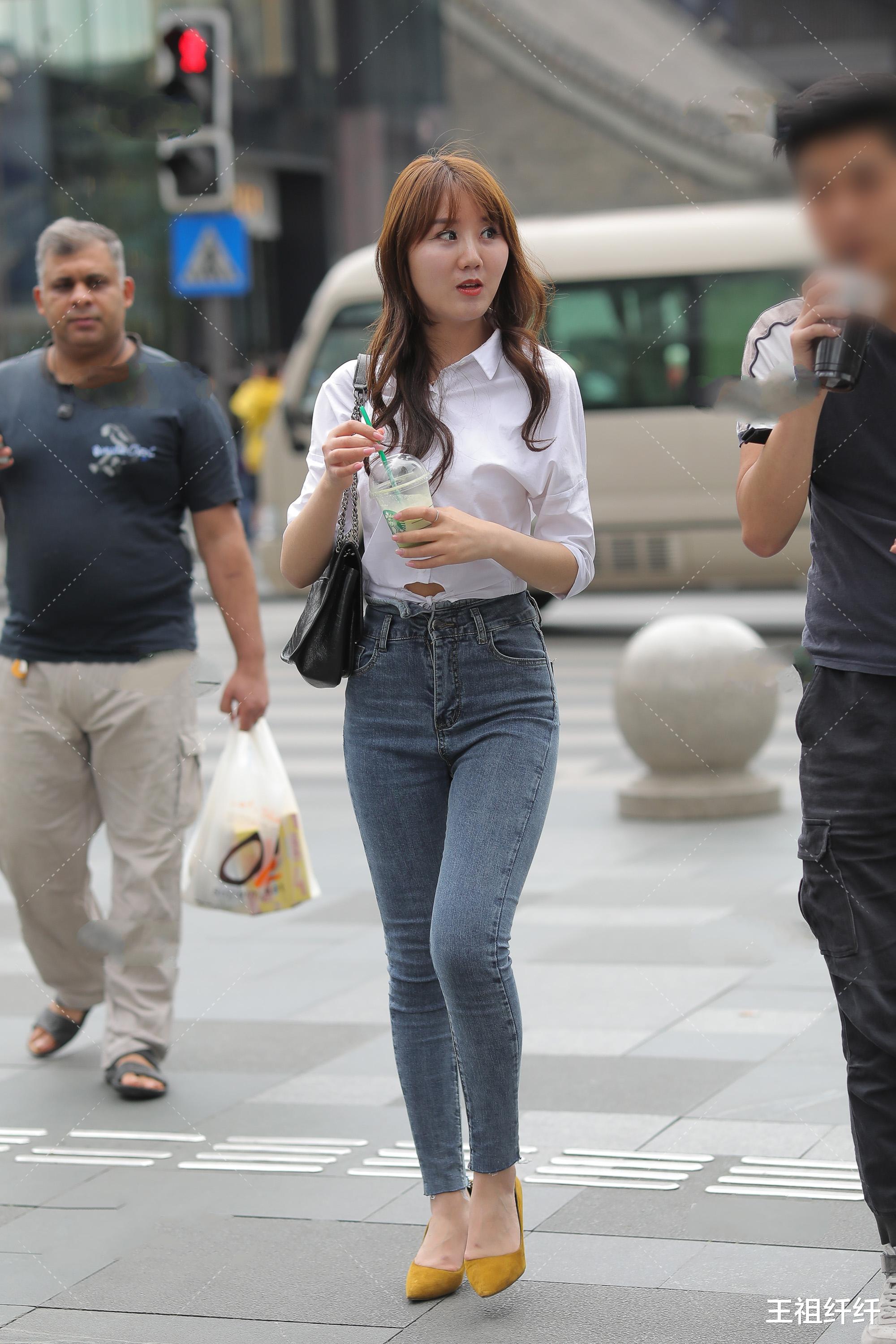 穿衣搭配|职场女性的穿搭都是白色衬衫，想要穿的不同可以搭配一双黄色高跟鞋