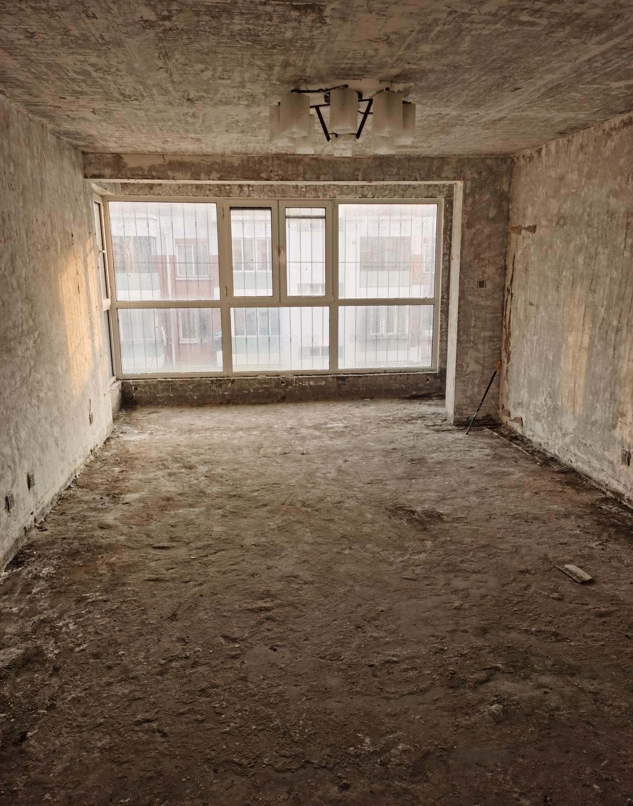 旧房翻新，原墙地面和顶板的处理要尤为注意，否则会引发很多问题