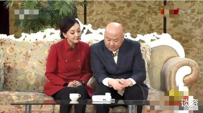 牛莉|47岁牛莉秀舞技，穿开叉裙露纤细美腿太性感，身材惹人羡