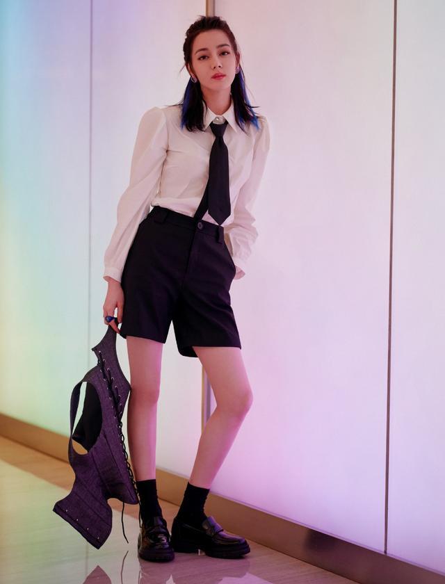 旗袍公馆|热巴穿马甲短裤扮“学生妹”，两件衣服塞裤腰也不鼓囊，腰太细了