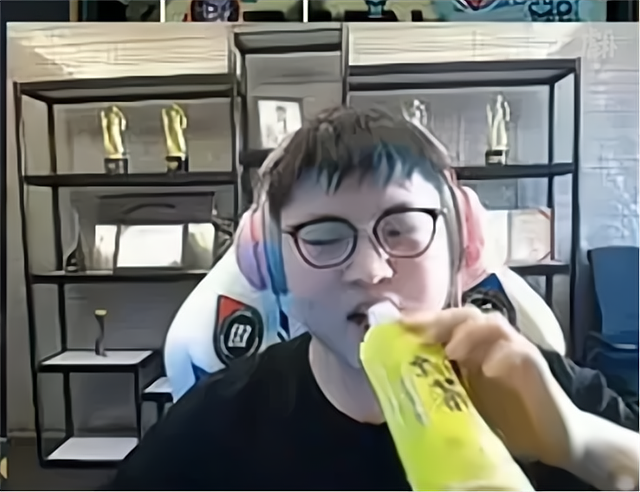 Uzi|uzi手里的是加糖饮料?这次真错怪他了,难怪弹幕只剩下“加油”