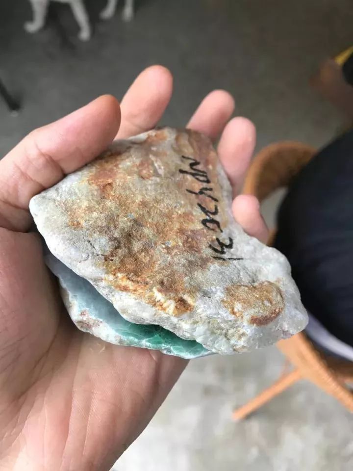 翡翠|买下的杨梅皮翡翠原石，切开后全是裂，成品最后却惊艳四座！