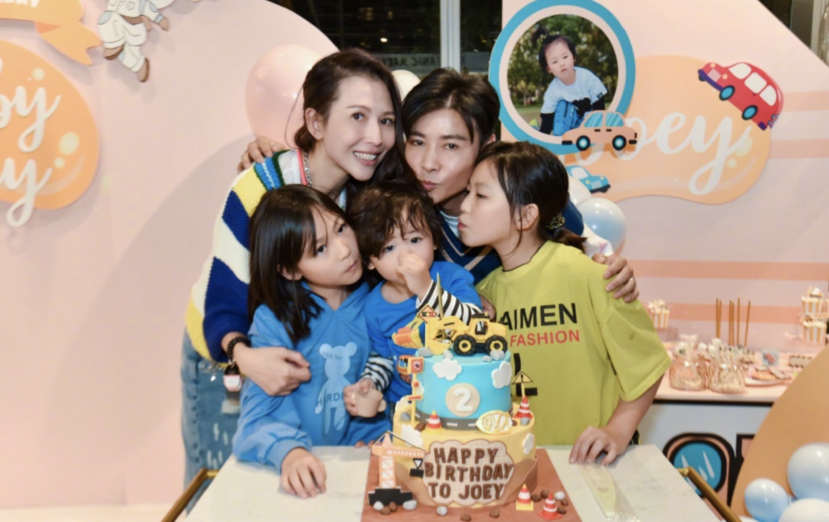 张晋|张晋晒全家福为2岁儿子庆生，与蔡少芬热情送吻，鱼蛋神情好呆萌