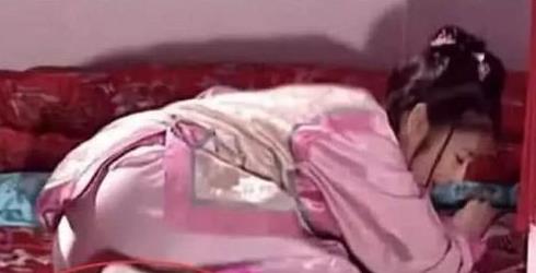 范冰冰|这些穿帮镜头你见过吗?范冰冰这是吻戏错位?还是开创个性姿势?