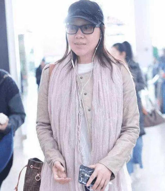 宋祖德|哪儿有什么冻龄？机场生图抓拍的闫妮：这不是50岁大妈是什么？