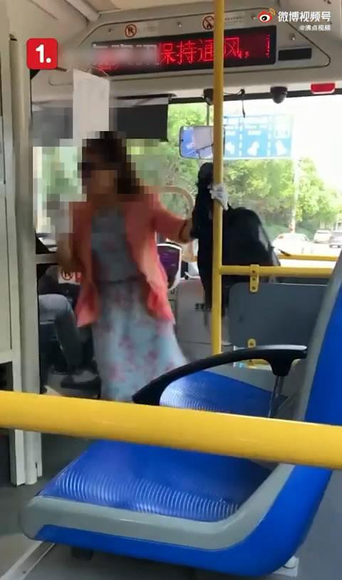 社会的温度 大妈坐公交逃票失败，恼羞成怒抢夺方向盘，大骂司机不尊重老人