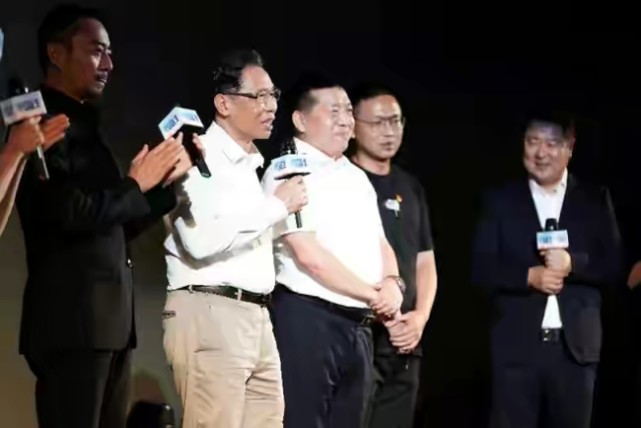 时尚风行派|钟南山带妻子罕见现身！穿白衬衫站C位比明星有排面，妻子气质佳