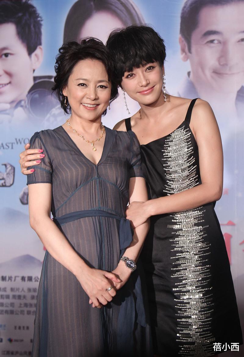 眉笔|57年的张瑜越老越优雅，穿灰色纱裙配短发亮相，精致高级又显气质