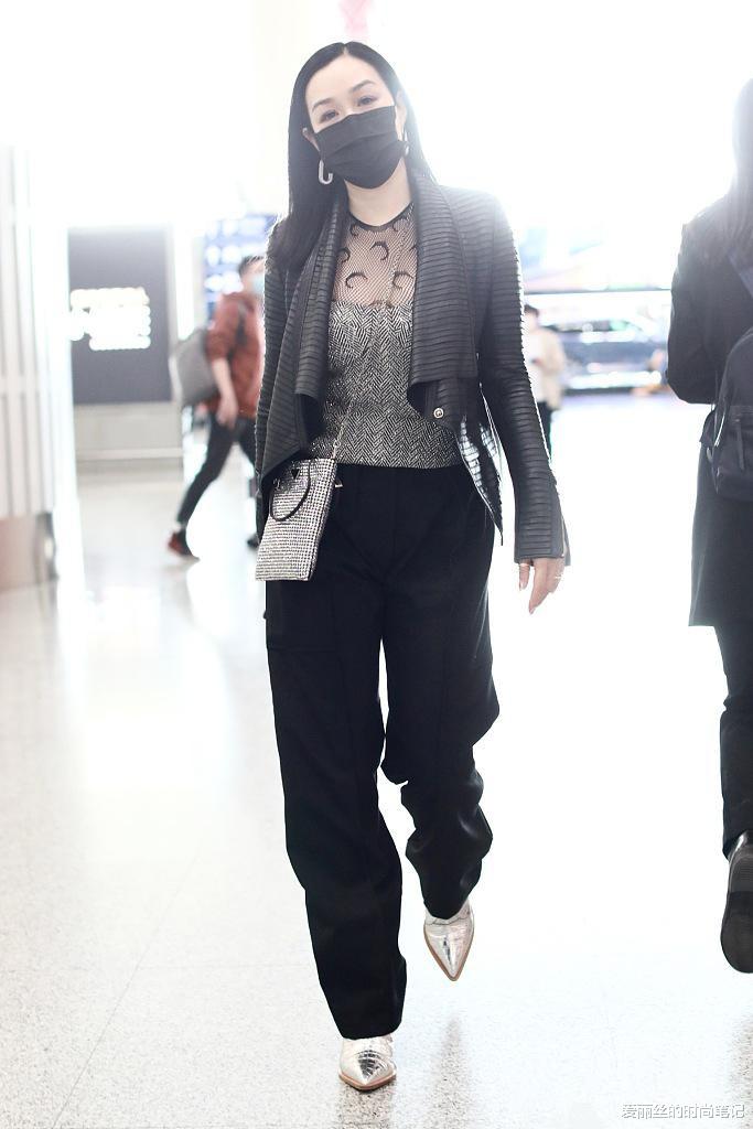 钟丽缇|服了钟丽缇，穿黑色渔网走机场，还敢双手叉腰秀身材