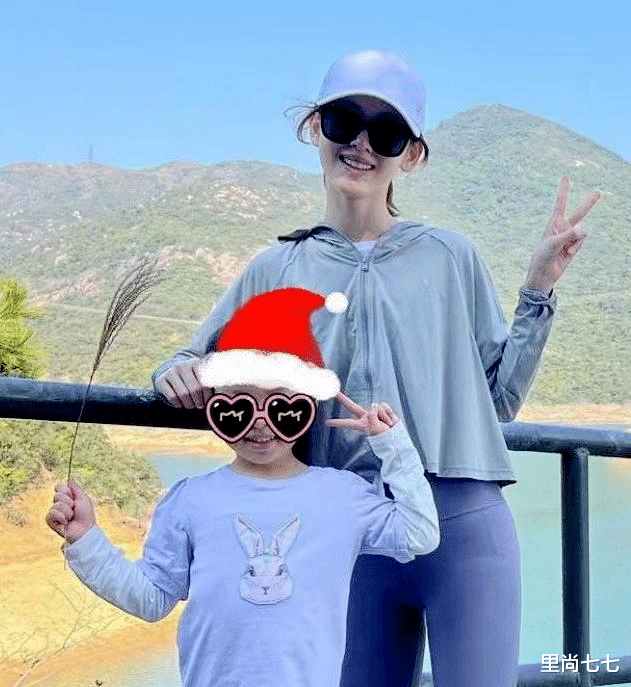 章泽天|章泽天首次晒女儿正脸,打扮土味圆脸超像爸,颜值被刘强东拖累