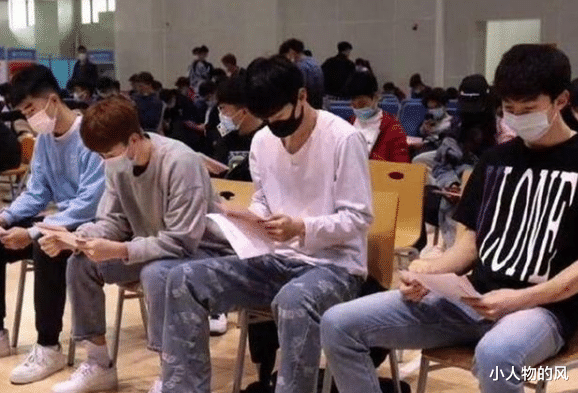 北体大学生打疫苗照走红,满满的男子气慨,这才是男生该有的样子