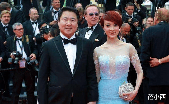 蓓小西|金巧巧与老公合影真敢穿,一袭薄纱连衣裙领口开到腰,真有胆量