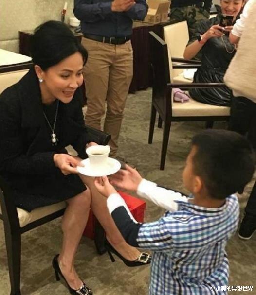 刘嘉玲|刘嘉玲无儿无女，却收胡军儿子为“干儿子”，认亲仪式直接送他200平豪宅！