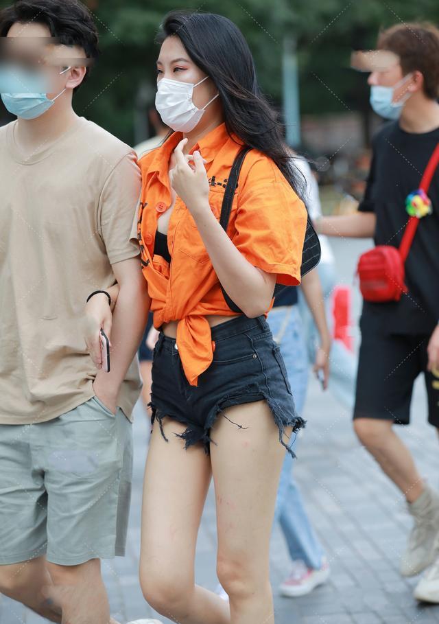 穿衣搭配|橘色短袖衬衫外套搭配黑色牛仔短裤，日常生活中的休闲穿搭