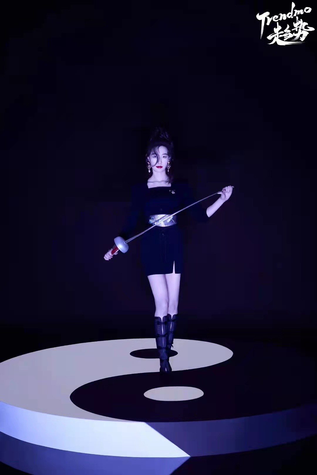 时尚风行派|奥运冠军孙一文明星脸火出圈！新大片穿黑金斗篷变侠女，身材绝了