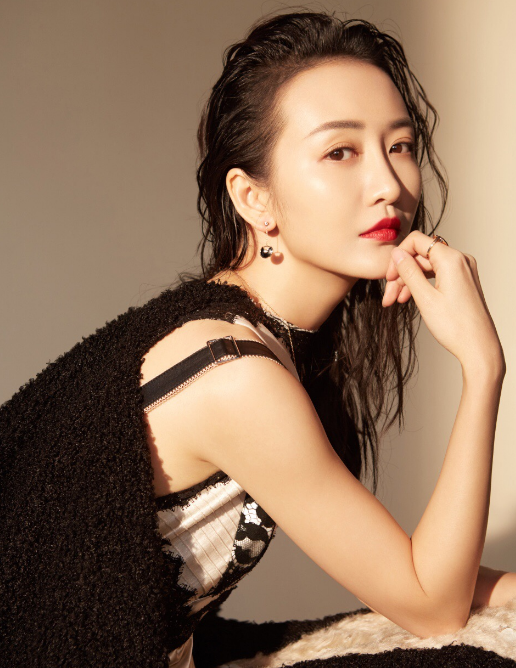 王鸥|来个人管管王鸥吧，故意将腰间掏空露出小蛮腰，这让人眼睛往哪看？