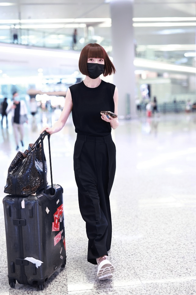 锦鲤时尚|鲁豫太瘦比例不好看，穿背心两条胳膊又细又柴，像是青春期小女孩