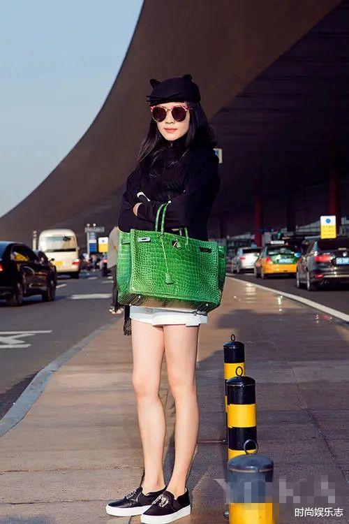 时尚娱乐志|田海蓉晒照,和姐姐同穿睡衣出境,脸型僵硬美颜严重!