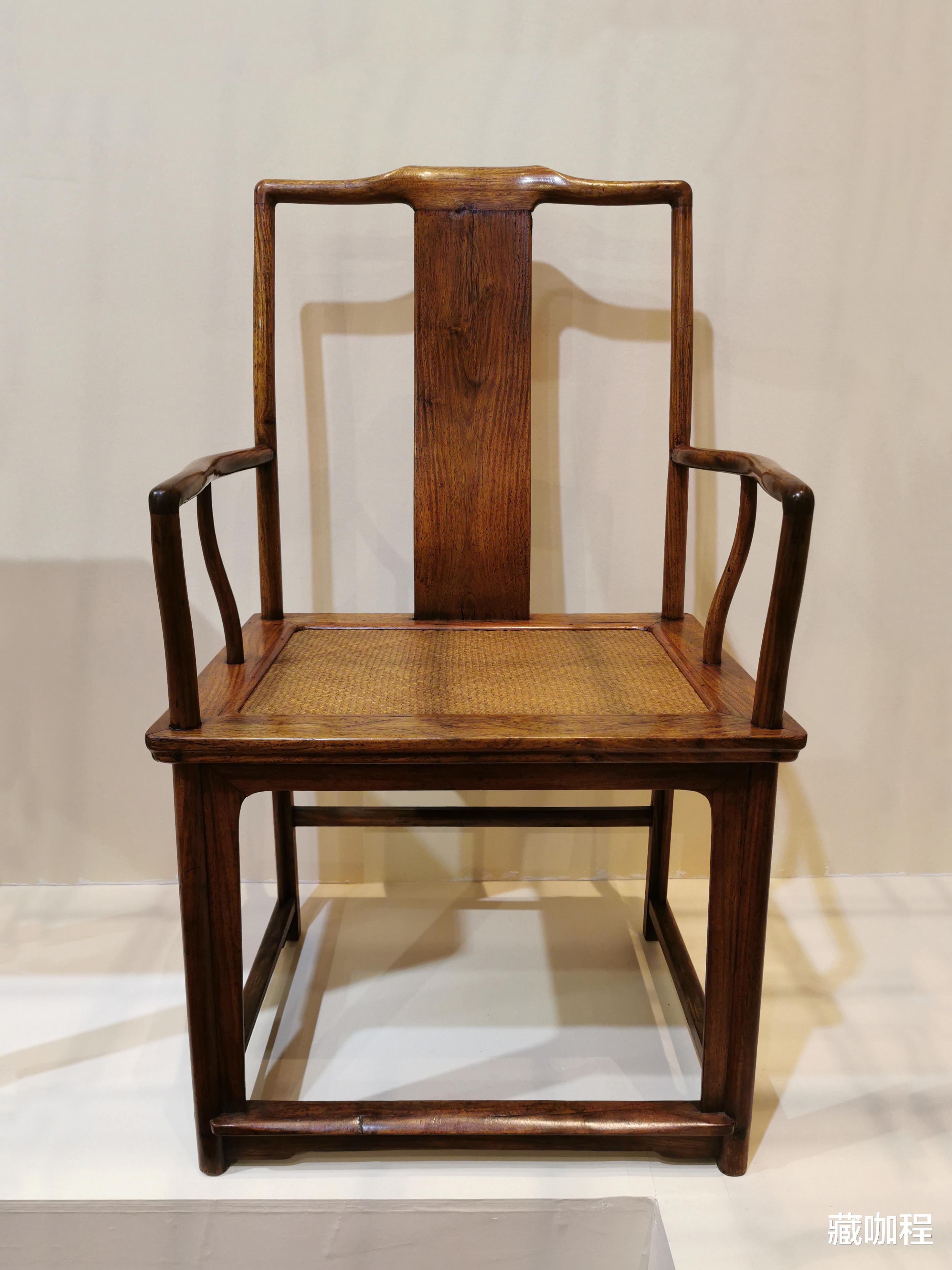 |棕眼粗大、纹理断续，清南官帽椅确为黄花梨