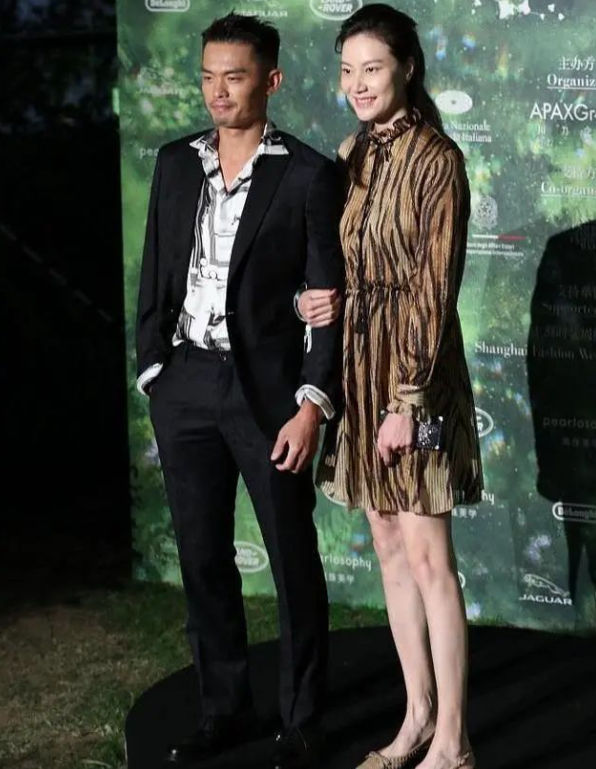 潮帮先生|谢杏芳挽林丹胳膊现身,两口子都花衣服还挺有夫妻相,越看越登对