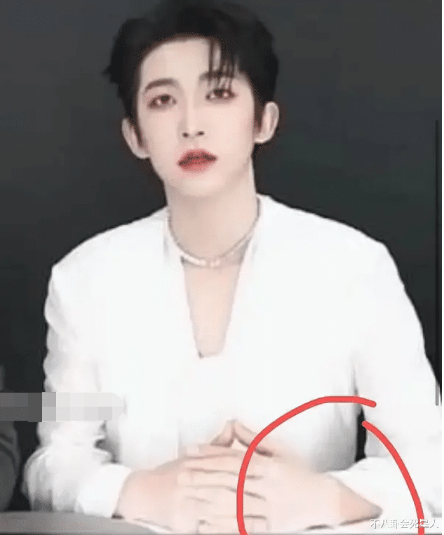 男团|男团成员比女星妆感还浓，手腕胸口抹粉，“踩高跷”成男版鞠婧祎