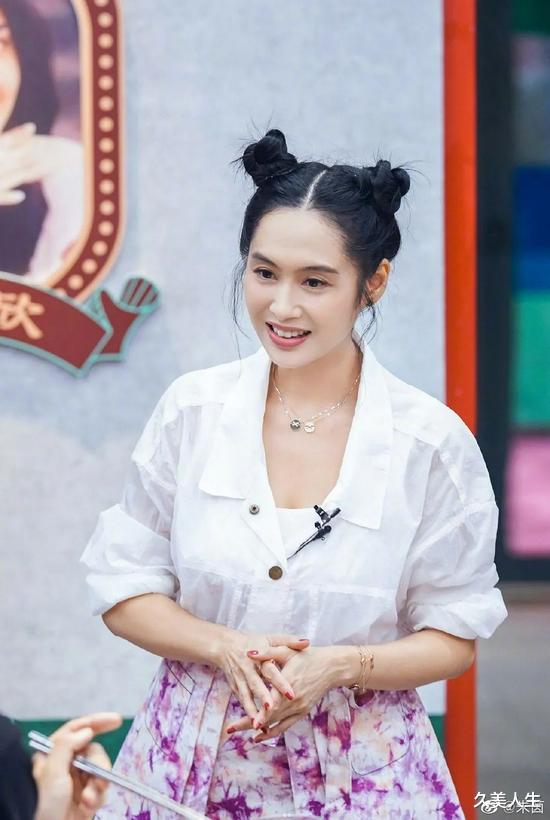 久美人生|朱茵扎双丸子头超减龄 修饰毛孔为颜值加分