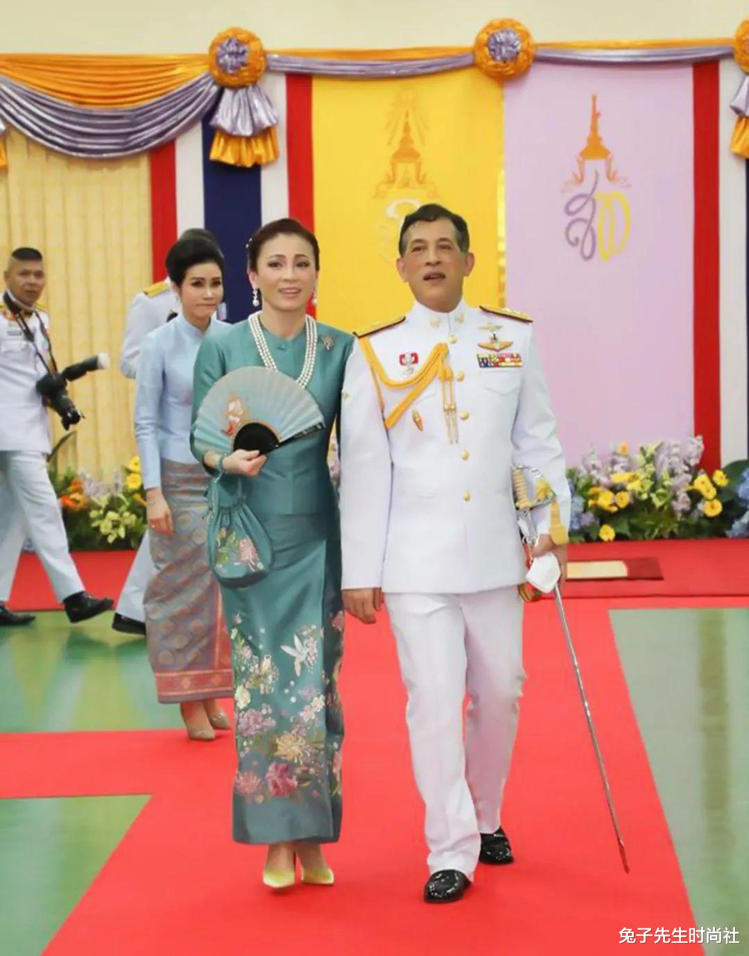 兔子先生时尚社 苏提达从瑞士回来，出席公务容光焕发，诗妮娜同行时显得胆怯心虚