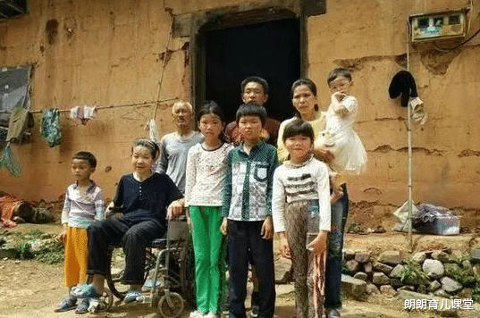 朗朗育儿课堂|“人大才女”嫁给庄稼汉,连生5娃沦为低保户,网友:书白读了?