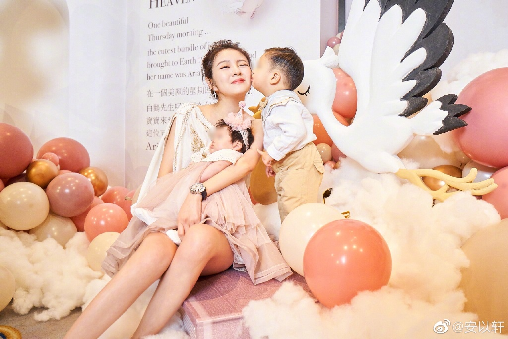 安以轩|40岁安以轩太冻龄！晒开工美照，肤色红润这保养程度绝了