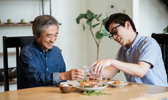 江湖酒客王富贵|女婿要我搬去一块住，后来听到他和亲家母的对话，我吓出一身冷汗