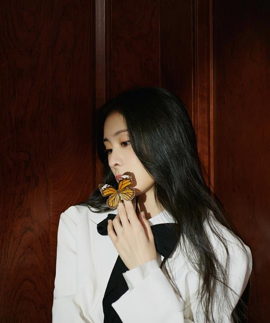 华晨宇|张碧晨深夜约华晨宇吃饭，无名指钻戒抢镜，女儿缠着爸爸不让走