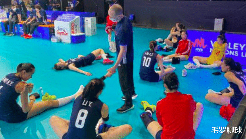 中國隊|1小時雙重打擊！中國女排痛失世界第一，郎平罰全隊靜坐反思問題