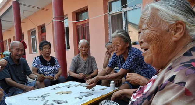 果莓妈咪说 专家建议男女统一65岁退休，一旦真的实施，还有必要交社保吗？