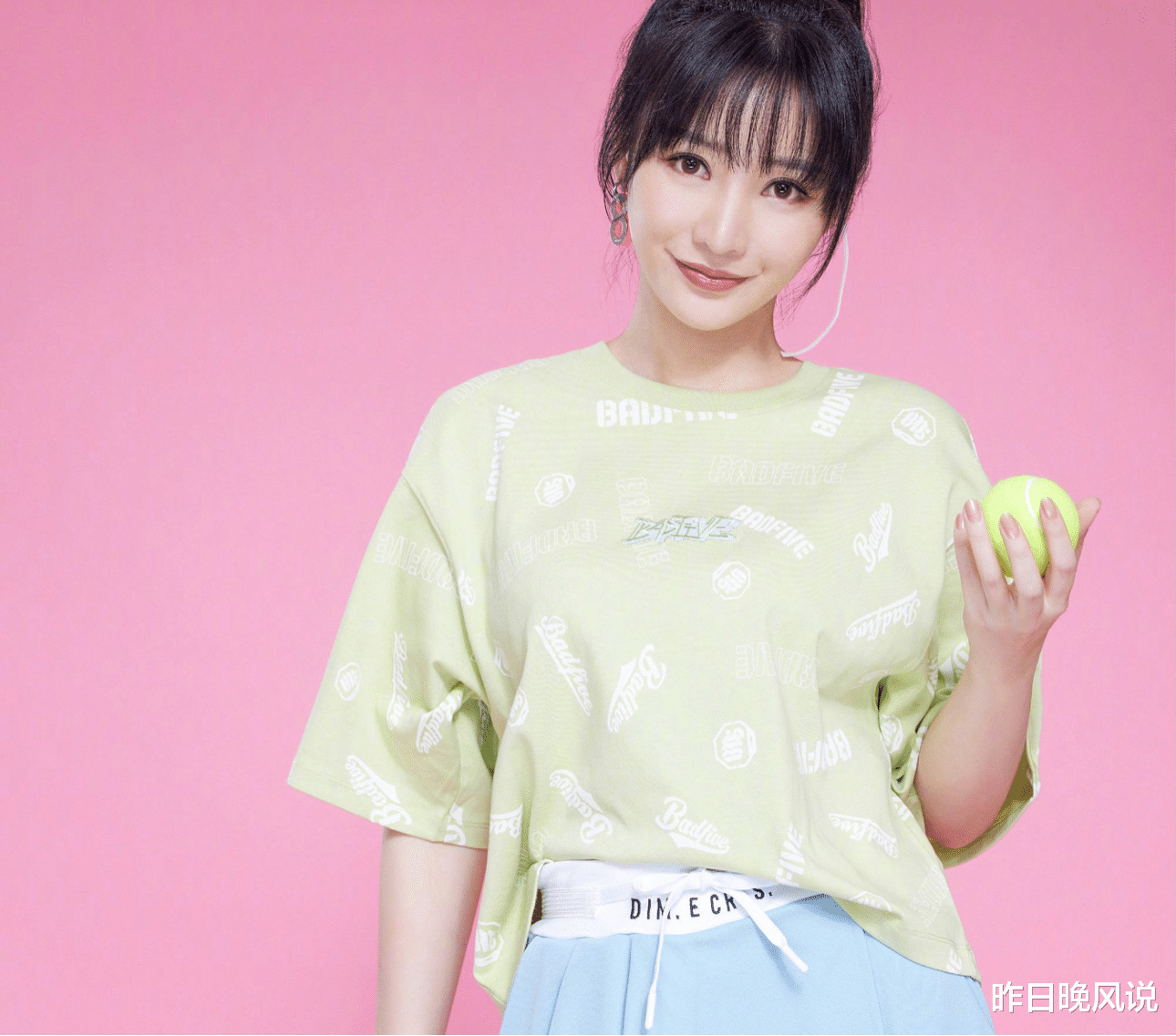 柳岩|柳岩穿“啦啦队”服装拍大片，高马尾活力十足，宛如大学生