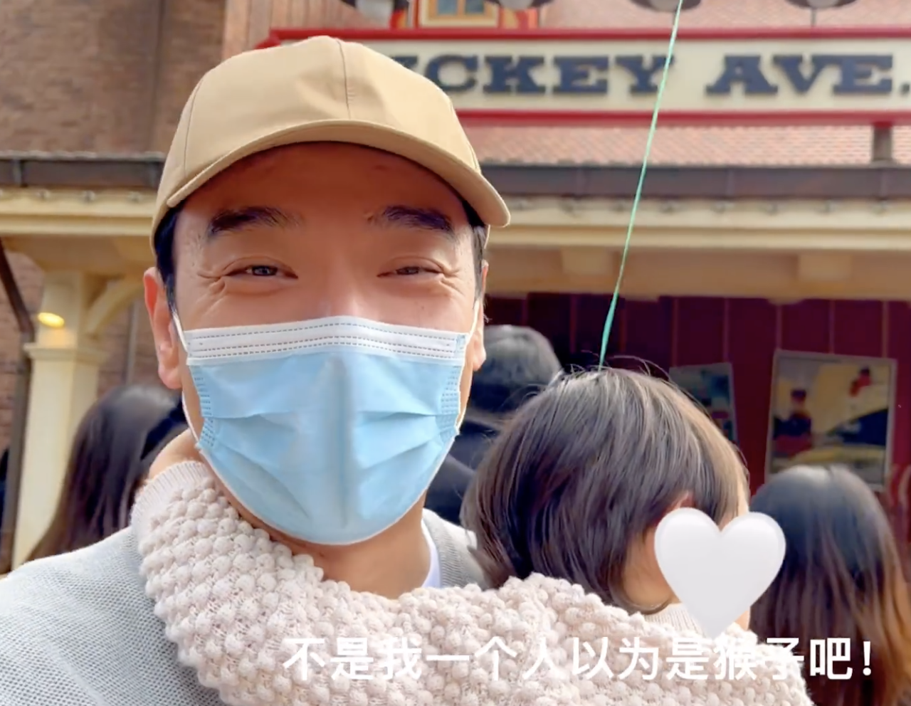 李光洁|李光洁携妻儿打卡迪士尼，把玲娜贝儿说成猫，称达菲熊是猴子太幽默