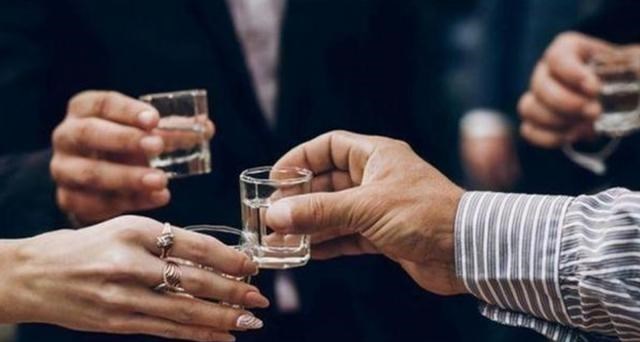 |酒局上轮到你敬酒，老实人才说“我敬您”，聪明人都说这三句话