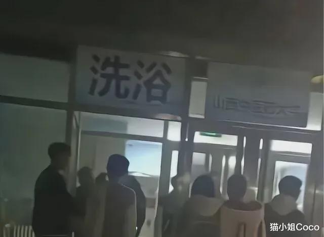 男大学生混入女浴室偷窥遭开除:人无德,必自毁
