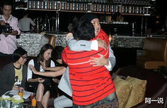 韩红|许志安与韩红当街热吻被拍，持续了10多秒，许志安还不忘用袖子擦嘴