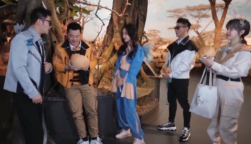 宋雨琦|宋雨琦砸baby脸吐口水后，后台拿开水倒助理，有后台撑腰做事嚣张