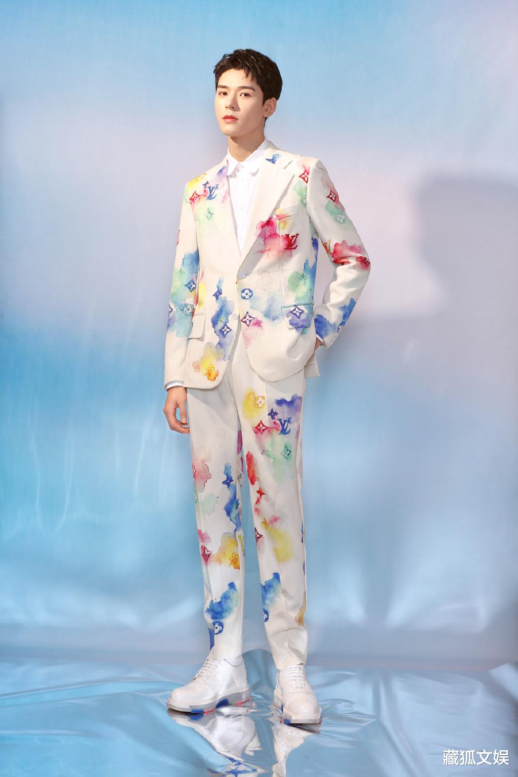 龚俊|龚俊T杂志10月封面曝光，土丑夹克穿出高级感，粉丝看到价格死心