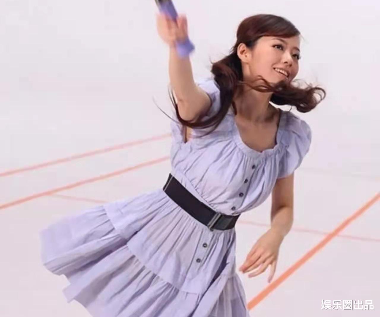 张靓颖|张靓颖早期网球写真被翻出，穿连衣裙诚意满满，淡妆出镜略显自信