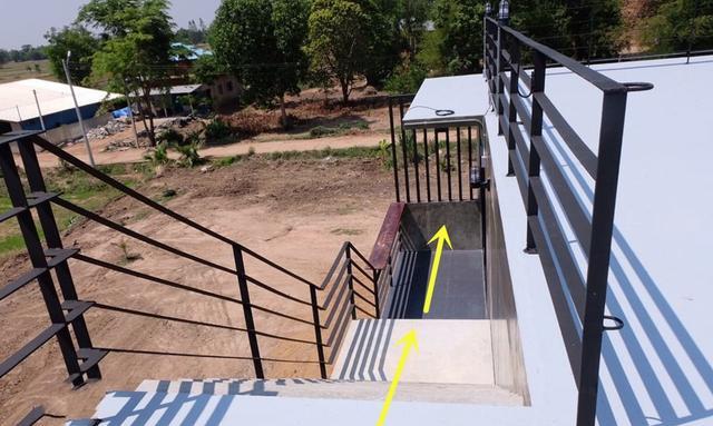 |不买小区顶楼房,在阳台上搭建挑空露台,国外这样的房子我也想要